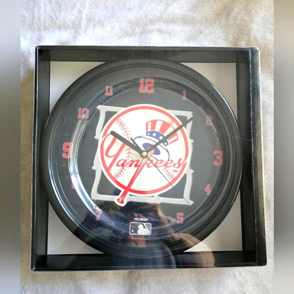 MLB New York Yankees Clock